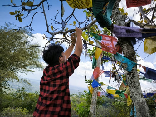 Pemasangan Bendera Doa (Lungta)